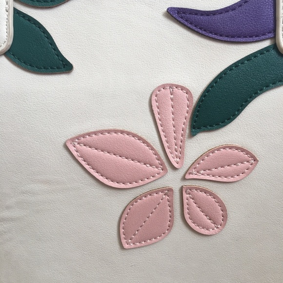 ‼️SOLD‼️ CHARMING CHARLIE Cream Floral Tote Bag - Picture 3 of 6